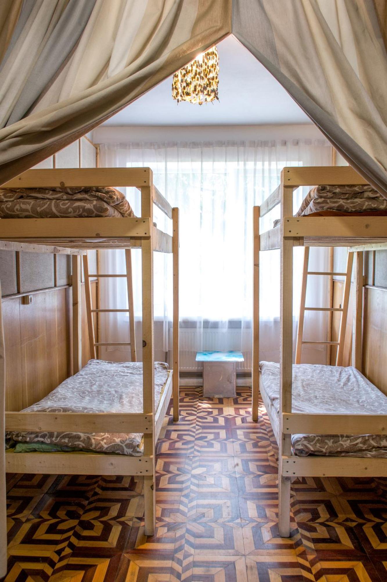 Baron Munchausen Guest House Kamjanets-Podilskyj Exteriör bild